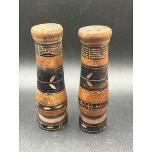 Vtg Wood MCM Salt And Pepper‎ shakers with Carved Leaf Design